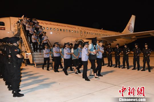 犯罪嫌疑人乘機抵達成都。　安源 攝