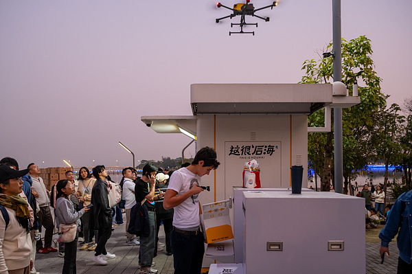 在深圳，外國游客體驗無人機外賣送餐。