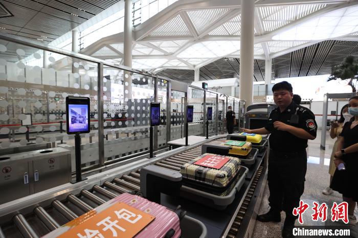 （高質(zhì)量發(fā)展調(diào)研行）探訪?？诿捞m國際機(jī)場封關(guān)運(yùn)作項目：將實現(xiàn)旅客“無感通關(guān)”