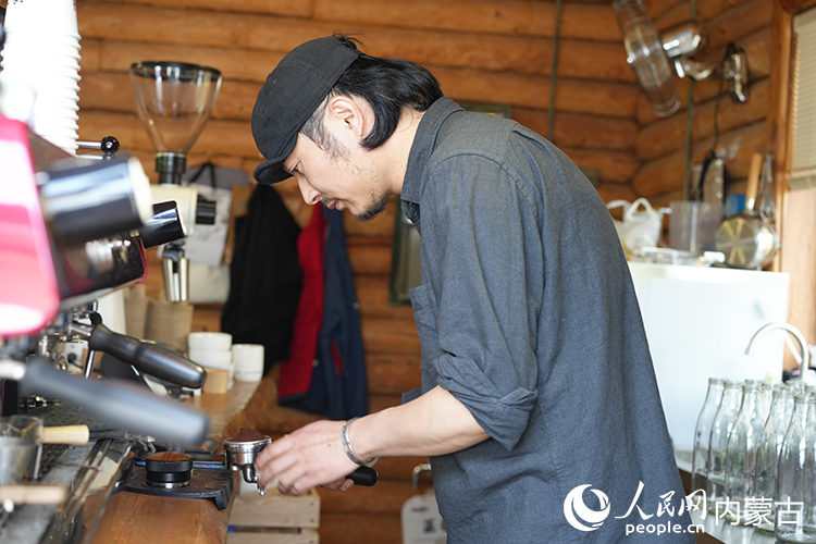 喻曉在小木屋中制作咖啡。人民網(wǎng)記者 李睿攝