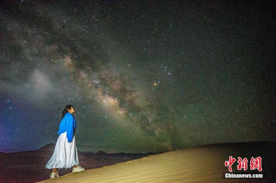 圖為6月20日晚，游客在西藏阿里暗夜公園與銀河“合影”。曹枝清 攝