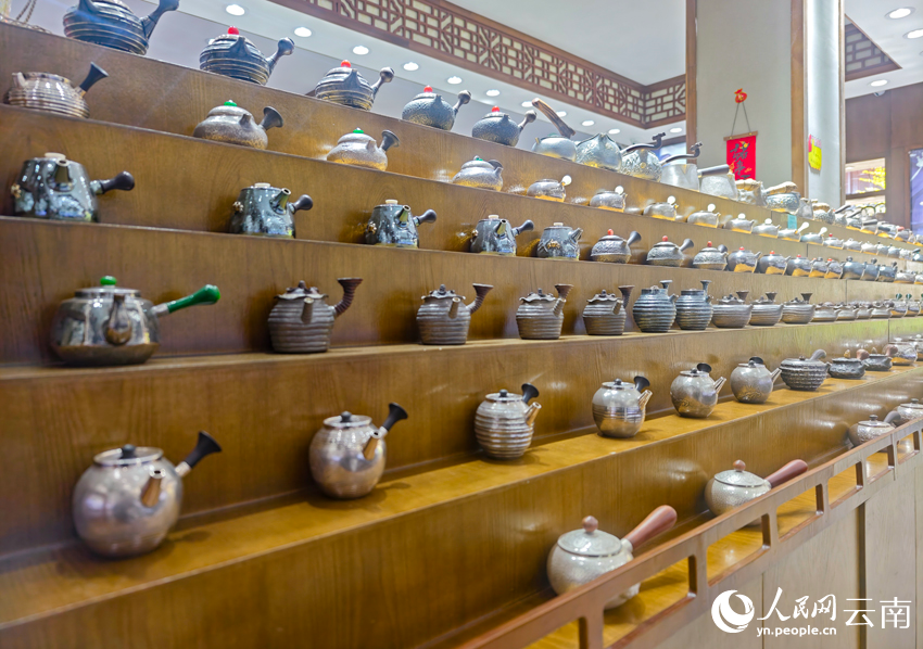 8新華村一家銀器店里的各類銀器。人民網(wǎng)記者 符皓攝