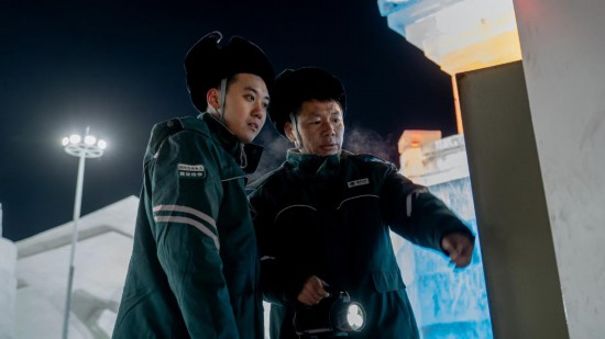 長春市冰雪新天地園區(qū)內(nèi),長春市雙陽區(qū)供電公司工作人員正在檢查低壓配電箱。新華社記者 段續(xù) 攝