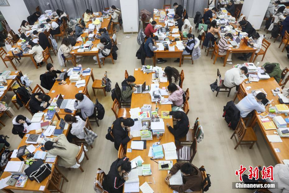 資料圖：眾多考研學(xué)生在南昌大學(xué)圖書館的自習(xí)室內(nèi)復(fù)習(xí)備考。 劉力鑫 攝