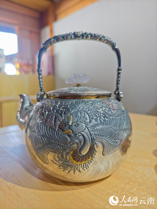 李耀華制作的銀壺。人民網(wǎng)記者 符皓攝