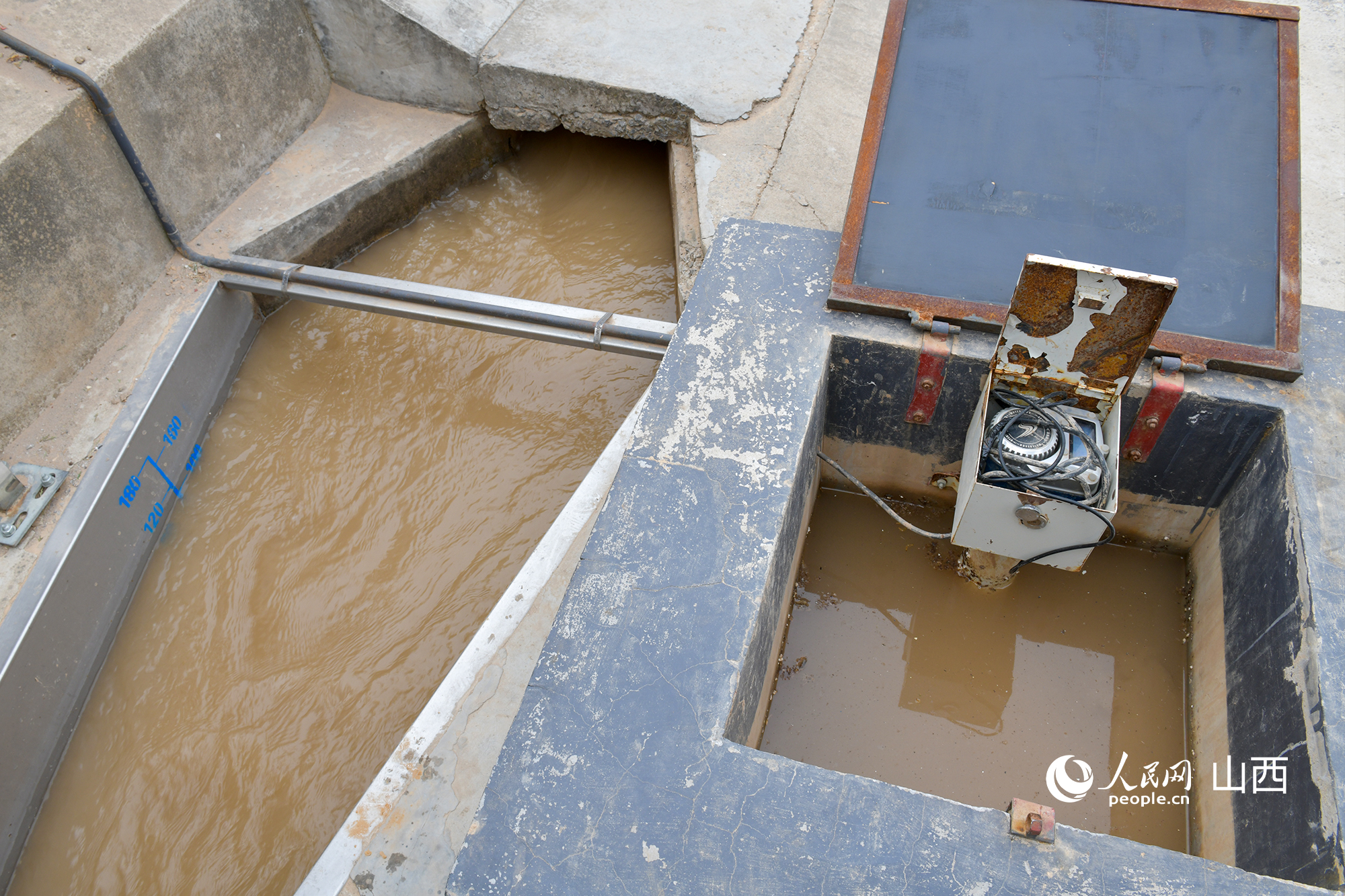 灌區(qū)渠口的計(jì)量設(shè)施。人民網(wǎng)記者 焦搏文攝