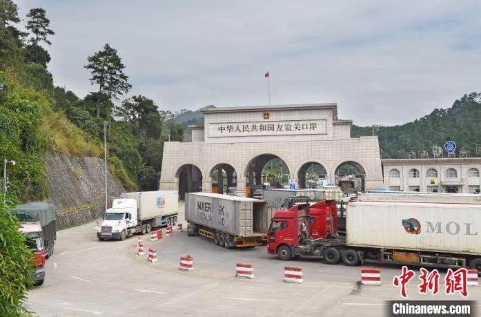 圖為中越邊境廣西憑祥市友誼關(guān)口岸?！{祥融媒體中心供圖