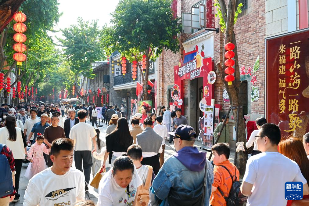 2月22日，市民游客在福州上下杭?xì)v史文化街區(qū)參觀游覽。新華社記者林善傳 攝