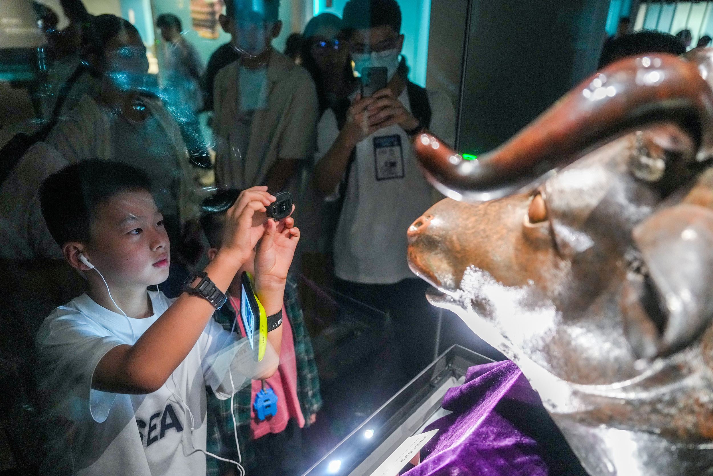 2025年6月，參加研學(xué)游的孩子在安徽博物院蜀山館參觀圓明園牛首銅像。（圖片來源：視覺中國）