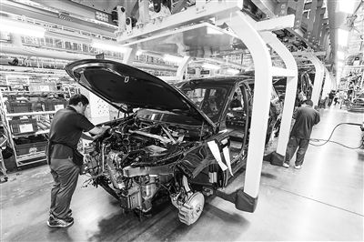 某新能源汽車智能制造基地總裝車間，工作人員正在工作。新華社記者 李博 攝