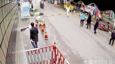 雙橋入室盜竊案，監(jiān)控視頻截圖紅圈處為犯罪嫌疑人。 本報(bào)記者 雷鍵 通訊員 葉文廣 攝