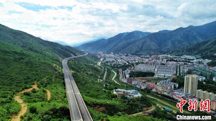 圖為航拍元江至蔓耗高速公路紅河段。云南建投集團供圖