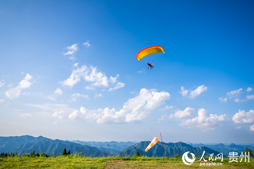 游客在野玉海飛行營地乘動力滑翔傘體驗云端觀景。人民網(wǎng)記者 涂敏攝