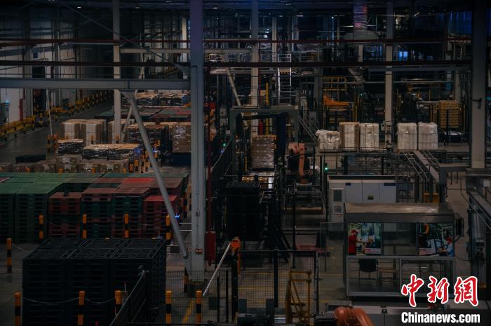 基地依托數(shù)字技術打造“黑燈工廠”?！±钅宪?攝