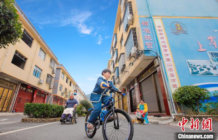 溪邳村一角?！菓c堂 攝