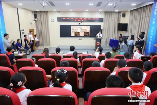 廣州中醫(yī)藥大學(xué)副校長、廣東省中醫(yī)院院長張忠德向?qū)W生講述“抗戰(zhàn)中的中醫(yī)藥”。吳遠(yuǎn)團(tuán) 攝