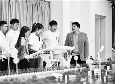 圖為天津大學(xué)智能與計(jì)算學(xué)部教師在沙盤教室內(nèi)給學(xué)生講授智能駕駛等方面的內(nèi)容。 新華社記者 趙子碩攝