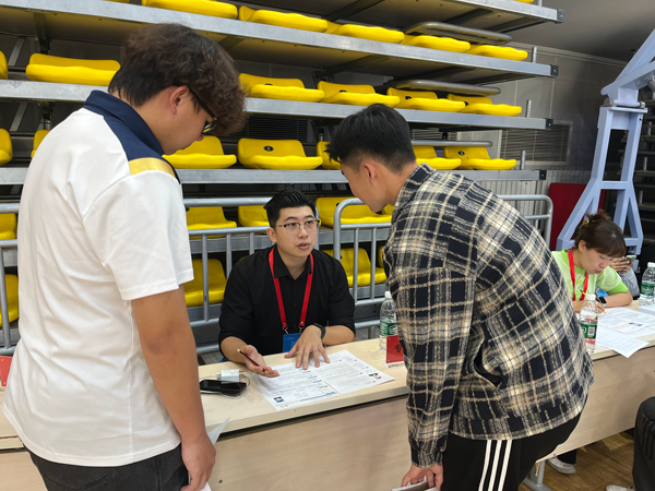 招聘會上，老師為畢業(yè)生開展就業(yè)指導(dǎo)。校方供圖