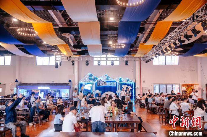 圖為基地內(nèi)的慕尼黑餐廳?！±钅宪?攝