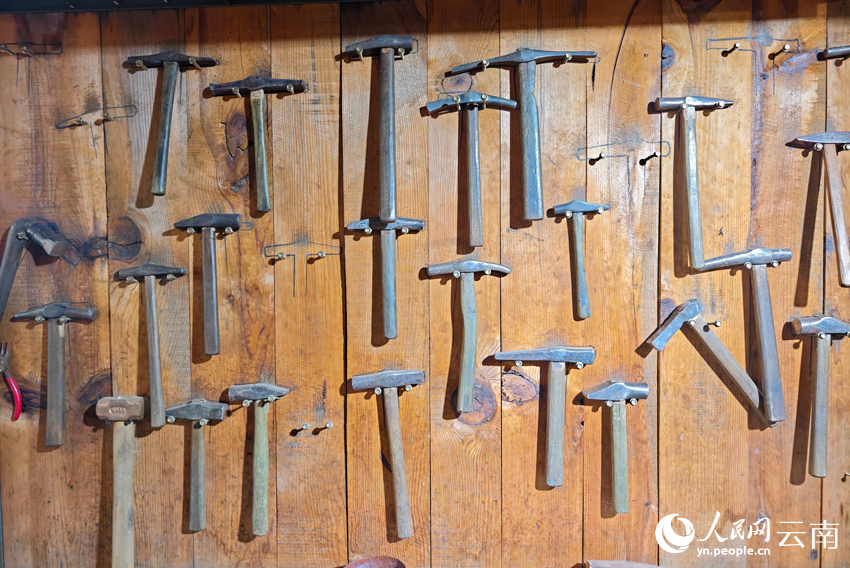 新華村銀器加工作坊里的小錘。人民網(wǎng)記者 符皓攝