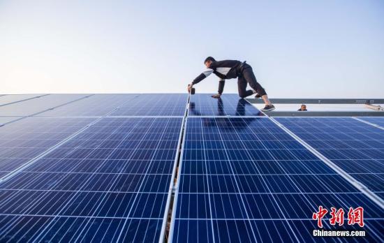 資料圖：4月23日，航拍正在建設(shè)的江西都昌縣磯山湖“漁光一體”光伏電站。傅建斌 攝