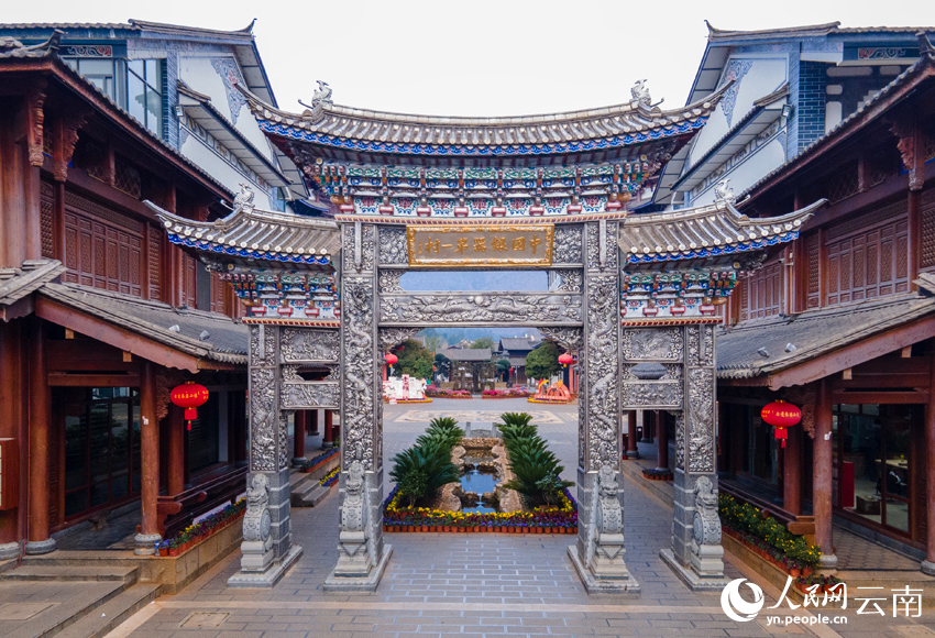 1.新華村耗銀近2.8噸建設(shè)的銀牌坊。人民網(wǎng)記者 符皓攝