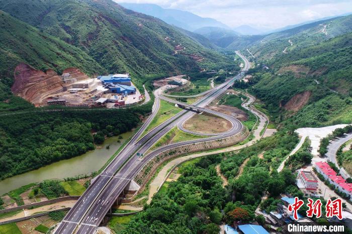 圖為航拍元江至蔓耗高速公路紅河段。云南建投集團供圖