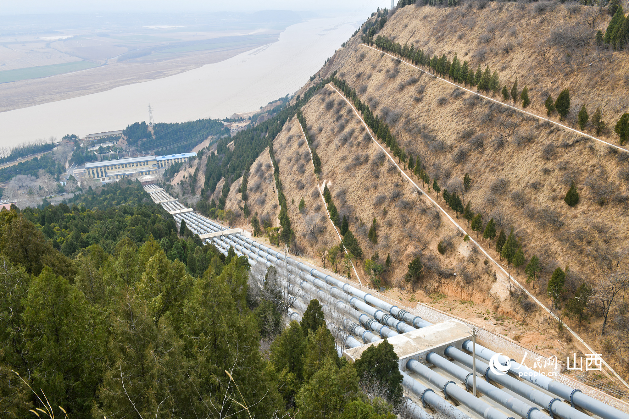 大禹渡灌區(qū)6條約700米的管道將黃河水引上旱塬。人民網(wǎng)記者 焦搏文攝