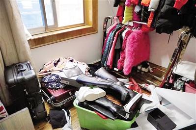 警方在犯罪嫌疑人住所查獲贓物。