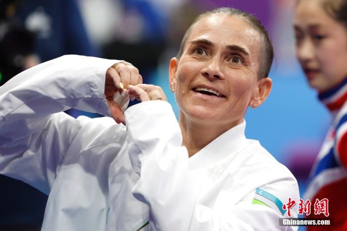 資料圖：9月28日，杭州第19屆亞運(yùn)會(huì)競(jìng)技體操女子跳馬決賽在黃龍?bào)w育中心體育館舉行。烏茲別克斯坦選手丘索維金娜以13.383分獲得該項(xiàng)目第四名。圖為丘索維金娜在賽后向觀眾比心。<a target='_blank' href='/'>中新社</a>記者 富田 攝