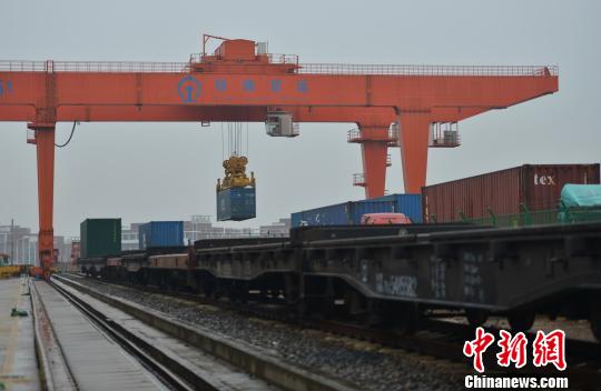 圖為：中歐班列吊裝?！⊥鮿?攝