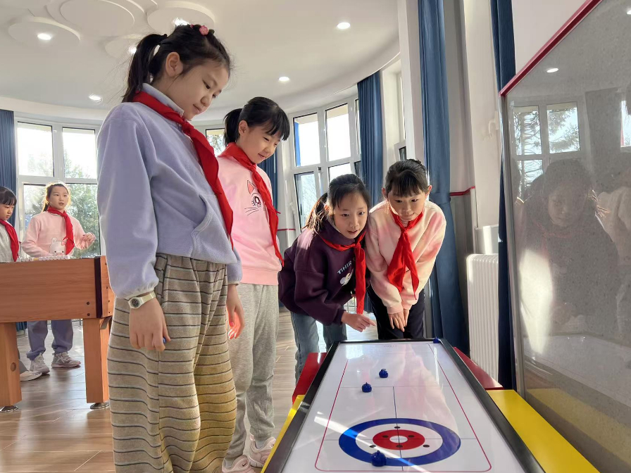 學(xué)生們在少先隊(duì)大廳進(jìn)行課間活動(dòng)。人民網(wǎng) 白炅攝