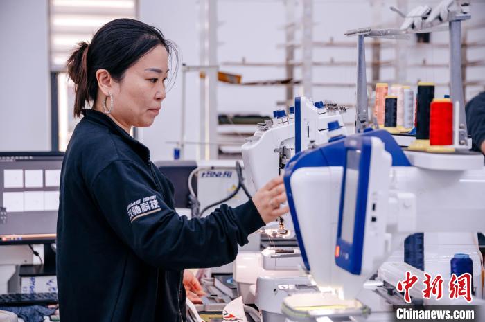 莆田鞋企通過快速打樣線，實現(xiàn)個性化訂制。　李南軒 攝