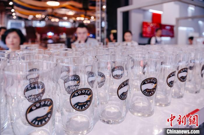 基地內(nèi)，各式啤酒文化周邊產(chǎn)品在出售?！±钅宪?攝