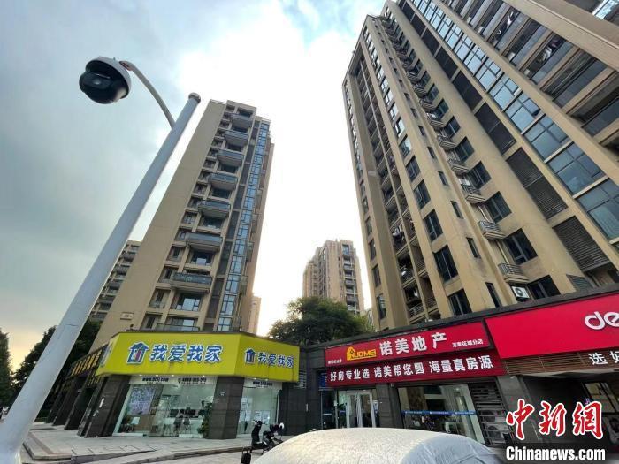 多家房地產(chǎn)中介。 蘇婷 攝