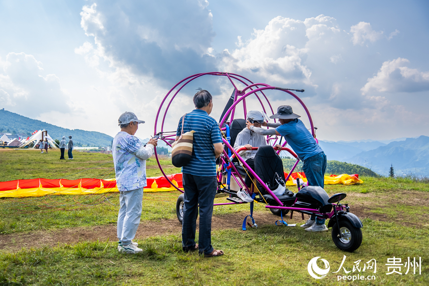 游客在野玉海飛行營地解鎖山地新玩法。人民網(wǎng)記者 涂敏攝