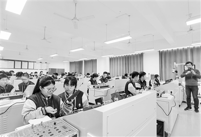 保定市職業(yè)技術(shù)教育中心職普融通實(shí)驗(yàn)班的學(xué)生在上電工技術(shù)課。陳汝健攝