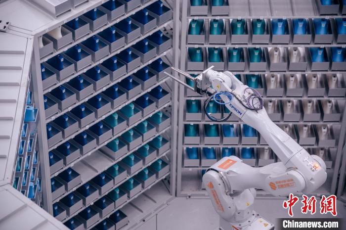 車間里，鞋楦配送機械臂在有序工作?！±钅宪?攝