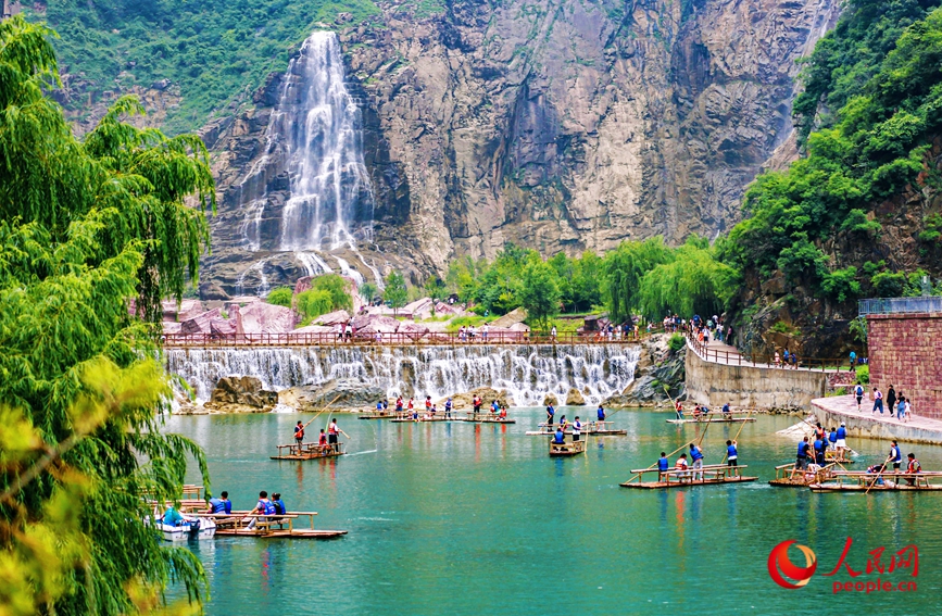 泛舟水上，成為酷熱夏季的一個避暑良方。人民網(wǎng)記者 王佩攝