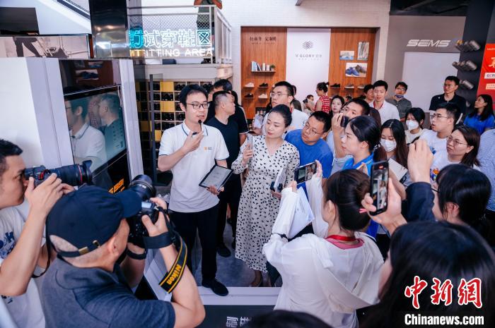 在定制鞋門店，顧客只需往腳型測量儀器上一站，幾秒后就會出具一份詳盡的腳型報告?！±钅宪?攝