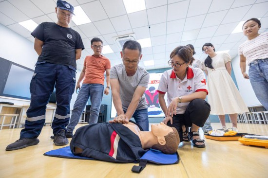 在浙江省湖州市吳興區(qū)龍泉小學(xué)，紅十字會(huì)救護(hù)員對(duì)教職工進(jìn)行自動(dòng)體外除顫器（AED）使用培訓(xùn)。新華社發(fā)（伊凡攝）