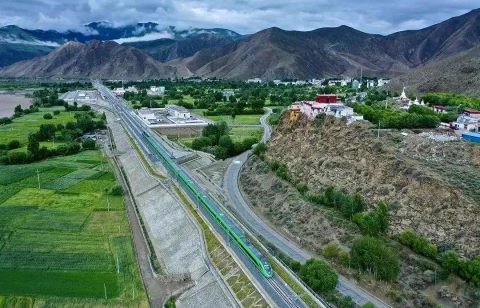 ?高原動集動車組。中國中車供圖。