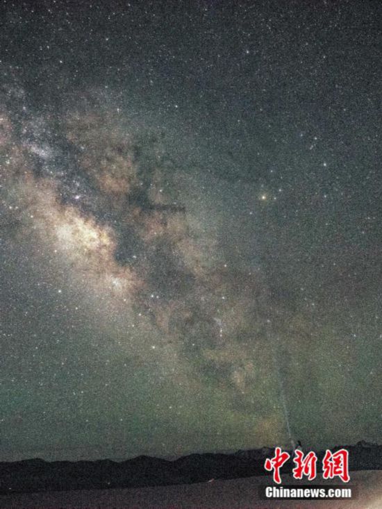 圖為6月20日晚游客在西藏阿里暗夜公園，與銀河“合影”。曹枝清 攝