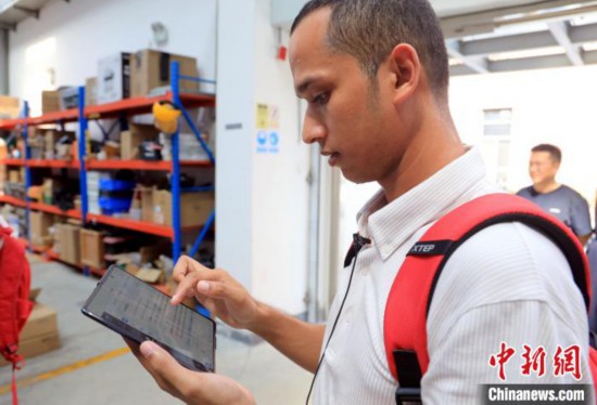 4日下午，西南交通大學(xué)孟加拉國留學(xué)生Zahidul Alam正借助“AI學(xué)伴”學(xué)習(xí)AI。 中新社記者 王磊 攝