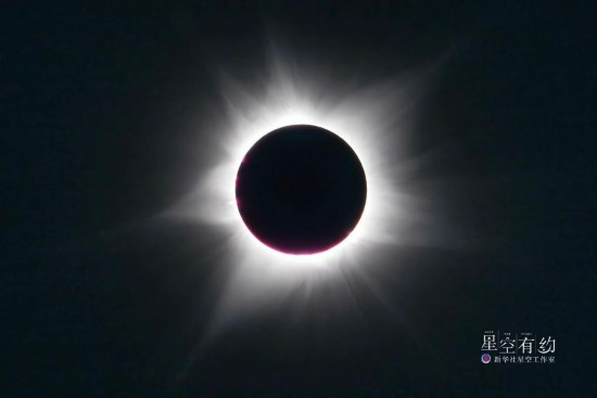 2023年4月20日，天宇上演日全環(huán)食（同一次日食，一部分地區(qū)可見日全食，另一部分地區(qū)可見日環(huán)食）。這是星空攝影師許曉平當日在澳大利亞拍攝的日食。（星聯(lián)CSVA供圖）