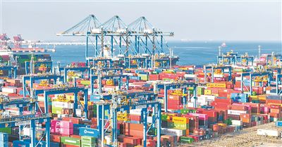 “新泉州”輪在山東港口青島港自動化碼頭（三期）的作業(yè)現場。山東港口青島港供圖