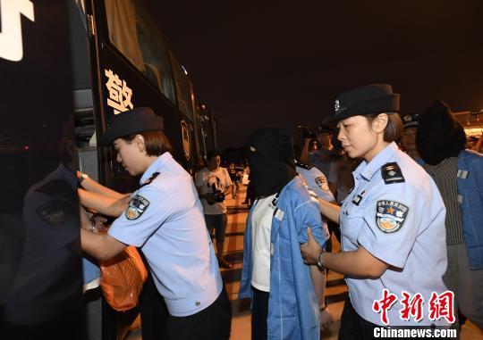 犯罪嫌疑人被押上押解車?！“苍?攝