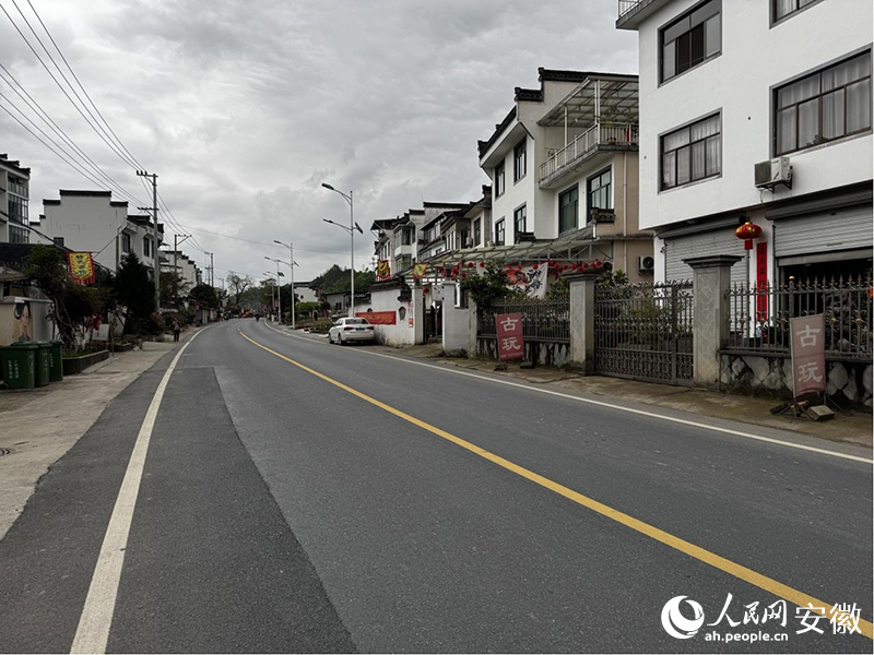 寬敞的S347公路穿過瞻淇村。人民網(wǎng)記者 胡雨松攝