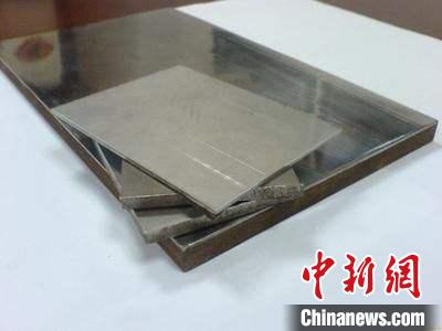 企業(yè)展示的金屬復(fù)合材料產(chǎn)品?！垕I子 攝