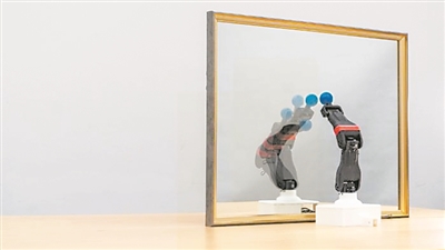  圖為機(jī)器人觀察自己在鏡子中的倒影，學(xué)習(xí)自身的形態(tài)和運(yùn)動(dòng)學(xué)，實(shí)現(xiàn)自主模擬。圖片來源：美國(guó)哥倫比亞大學(xué)